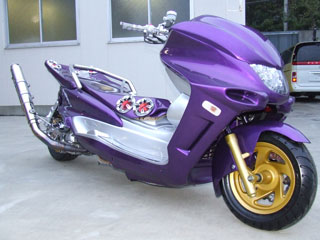 鮮やかな紫のマジェスティ250C