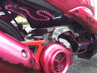 車体色に合わせたピンクのLED