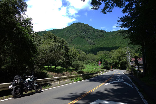 ドゥカティ・スクランブラーSixty2と高速道路
