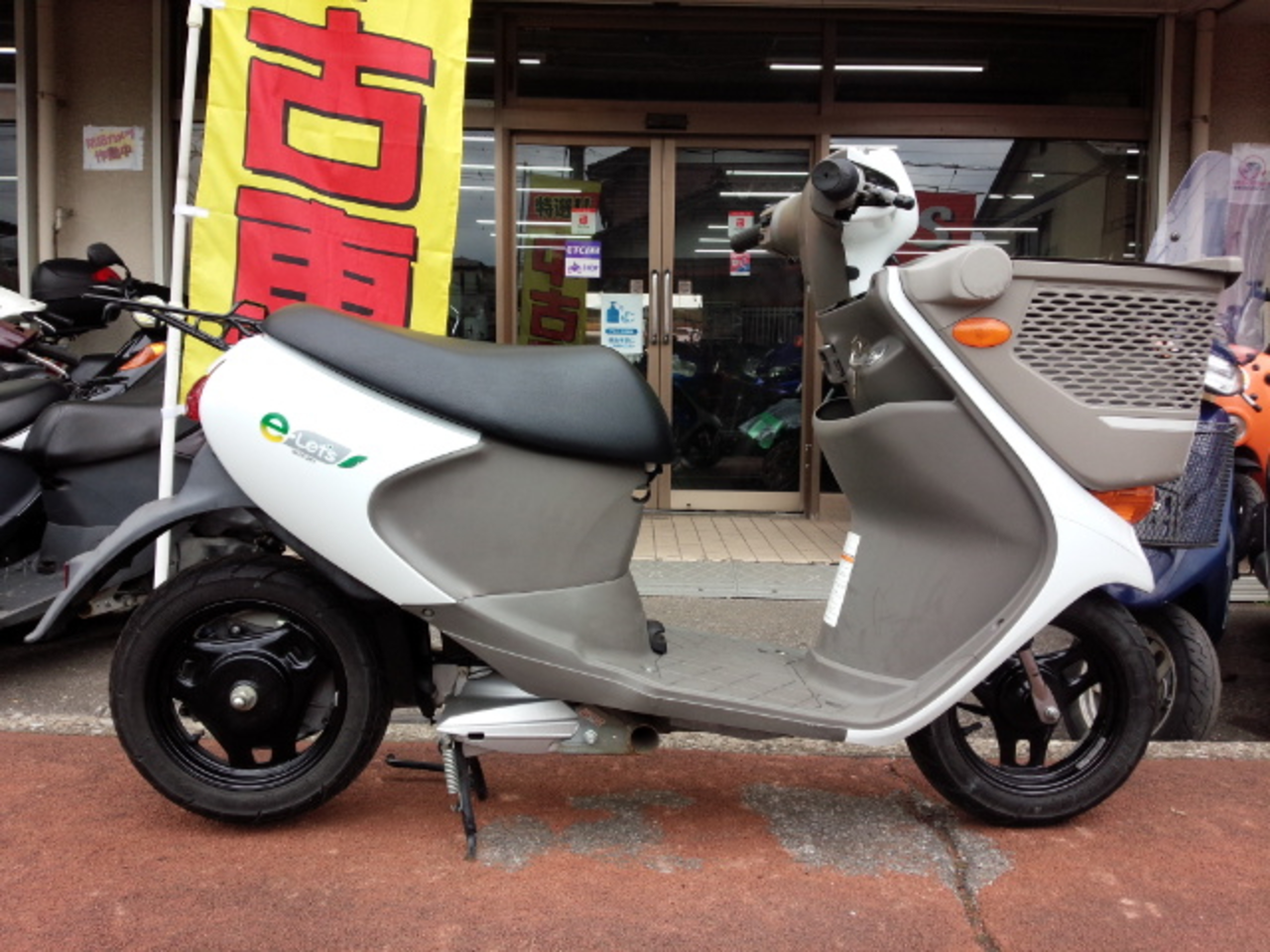 問合せｎｏ ４０２１ 電動スクーター バッテリー２個 充電器付きです フロントバスケット スズキ B 中古バイク情報はbbb