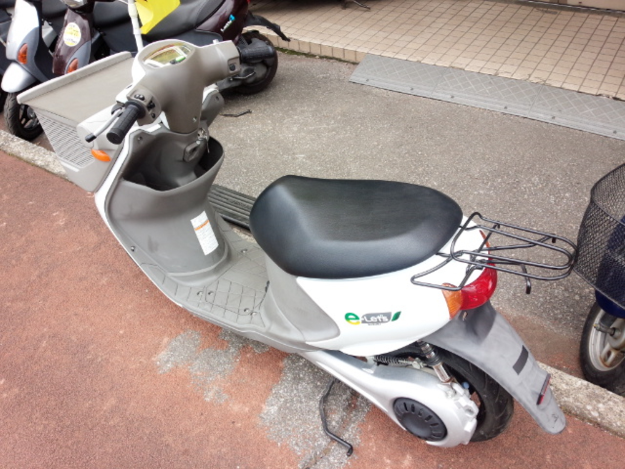 問合せｎｏ ４０２１ 電動スクーター バッテリー２個 充電器付きです フロントバスケット スズキ B 中古バイク情報はbbb