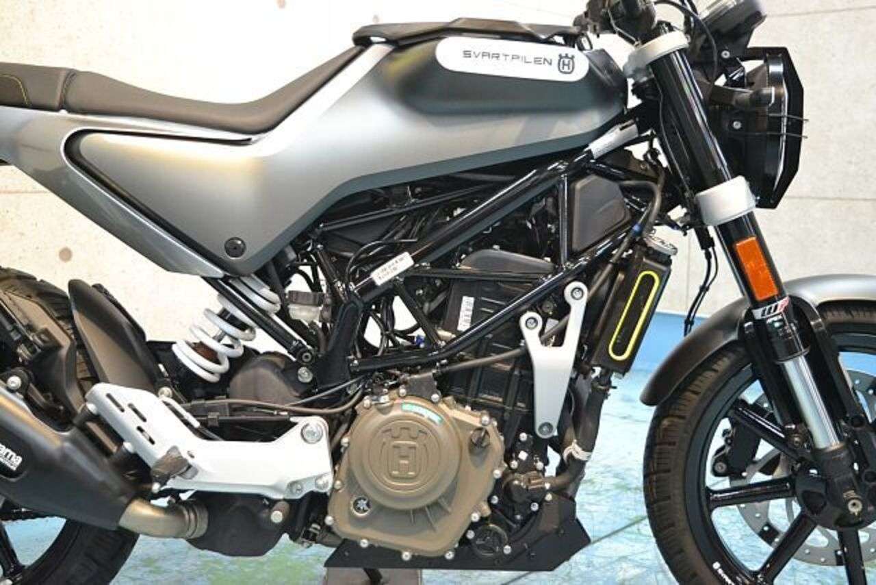 SVARTPILEN 250 [ヘッドライトガード] /ハスクバーナ ハスクバーナ (B106857)中古バイク情報はBBB