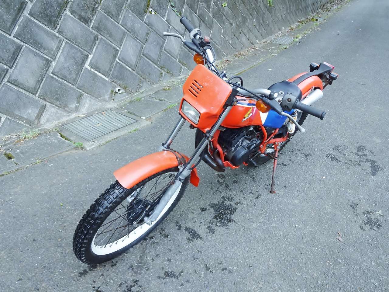 ｔｌｍ５０走行７０４４ｋｍ 低速の粘る２ストトライアル ２ストなのにリッター６０ｋｍの低燃費 キャブレター フロントフォークｏｈ済み フロントブレーキとホイールはｔｌｍ２００用に換装 エアクリーナーとチェーン新品交換 サイレンサー内清掃済 ホンダ