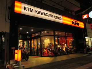 KTM川崎中央さんの店舗前