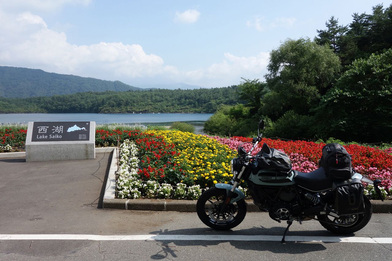 写真は遊び心が大切。ミラーの中のカメラを撮影。旅の間は色々なアイデアが湧いてくる。