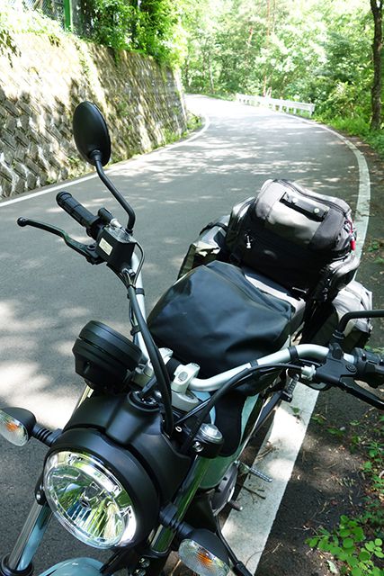 風を全身で感じながらバイクを走らせる