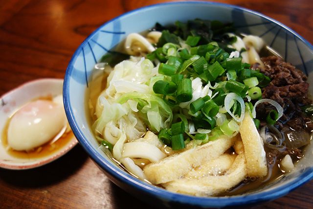 肉うどん400円、天ぷらうどん400円、肉つけうどん400円、各大盛は100円増しとなる