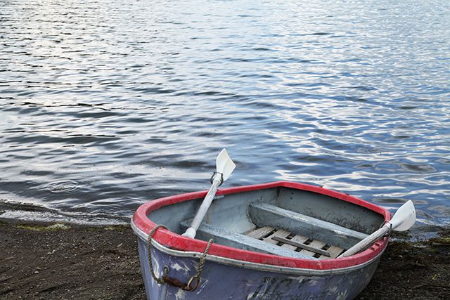 湖畔の砂浜に置き去られた手漕ぎボートは淋しそう。次の出番を静かに待っている。
