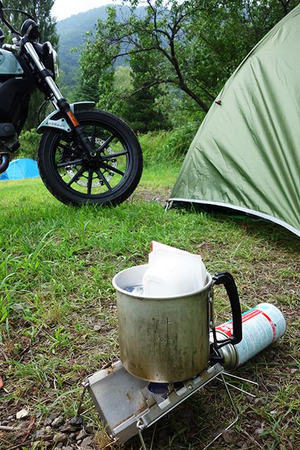 夕食は簡単に済ませるためカレーライスにした。熱湯に浸けれたら、あとは待つばかり。