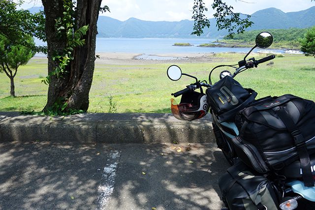 富士五湖で最も西にある本栖湖。バイクを止めて木陰でひと休み。ゆっくり風景を楽しむ。
