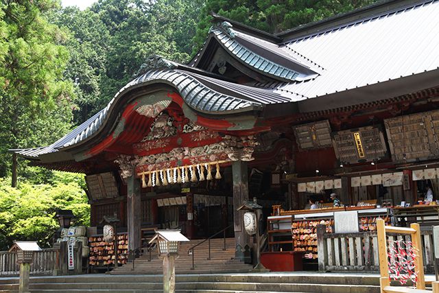国道１３９号から少し入った所にある富士浅間神社。拝殿は美しい彫刻が施されている。