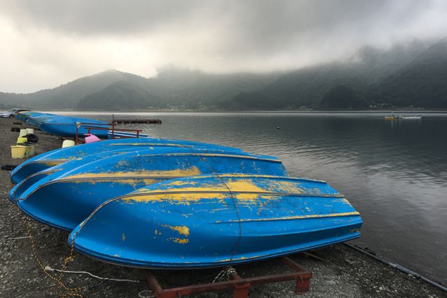 湖畔の朝が明ける