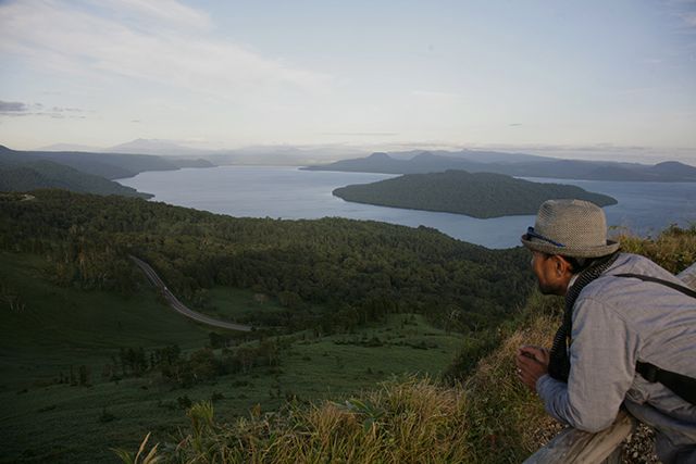 美幌峠から眺める屈斜路湖、遠くに斜里岳が見える