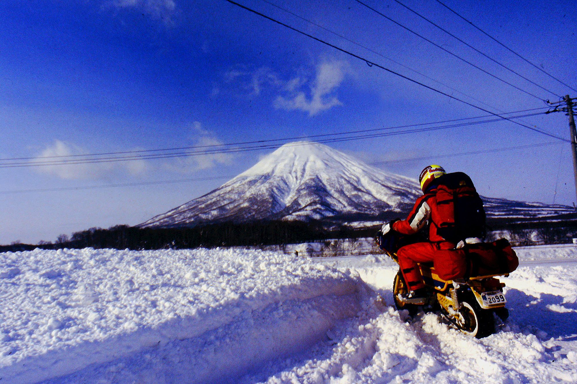 荷物満載のモトラで雪道を走る