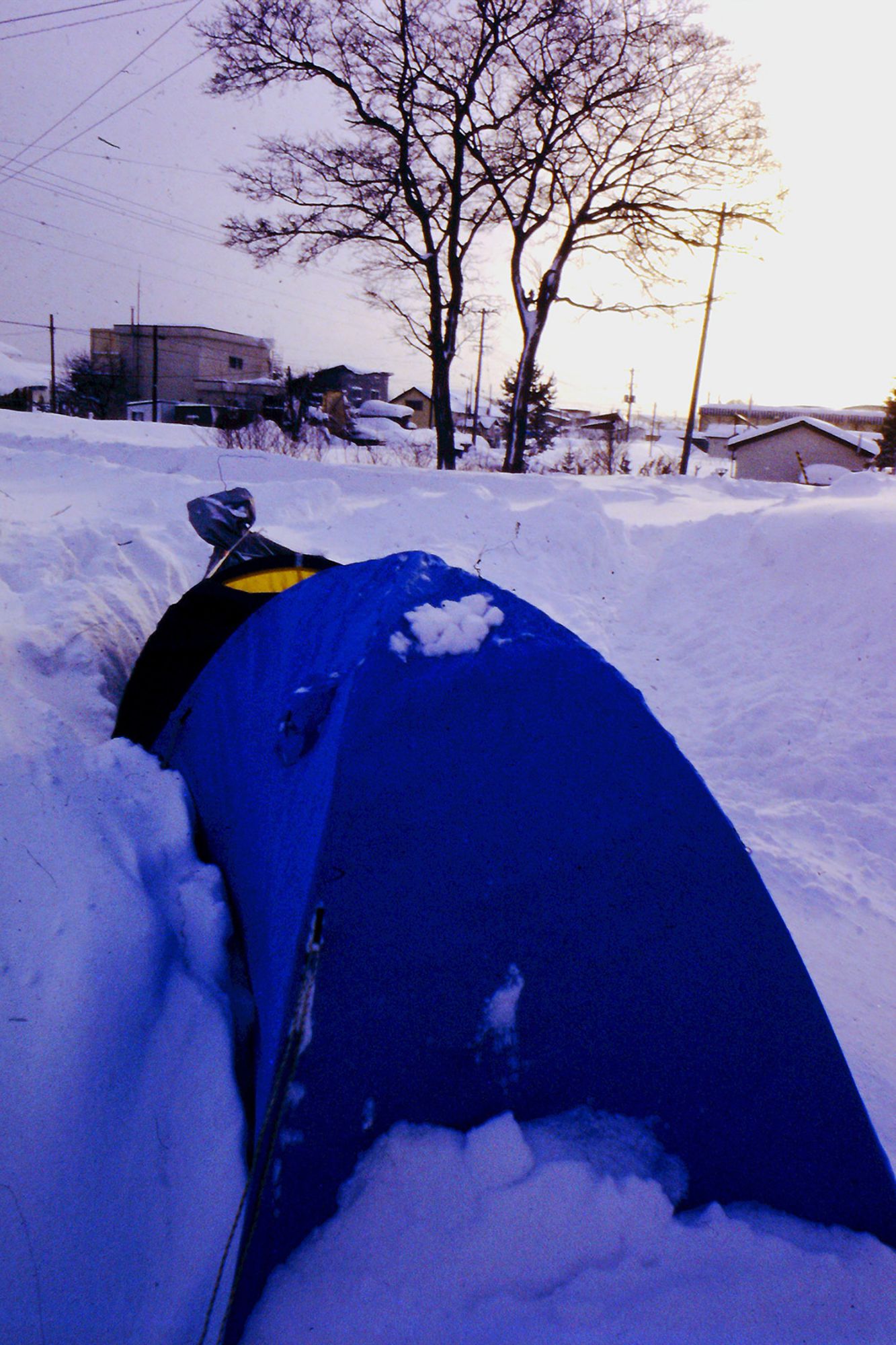雪の中にテントを張った