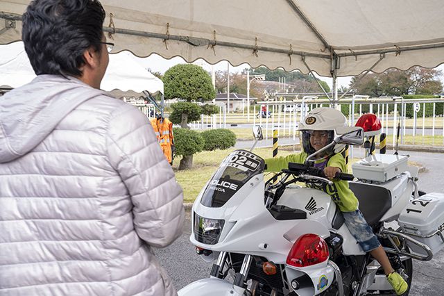 出展ブース04（小さいお子さんはヘルメットも装着して白バイ隊気分を満喫）