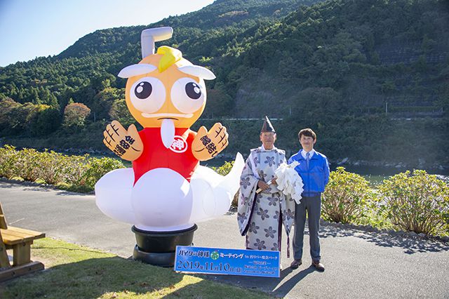 バイクの神様と、宮司に扮したAJ大阪の吉田名誉相談役、池淵理事長