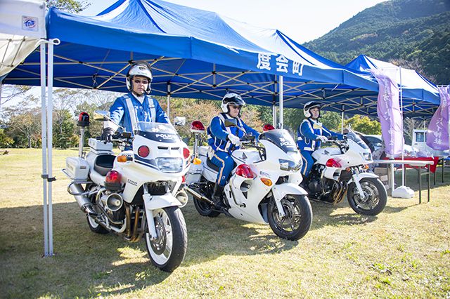 3台の白バイが到着