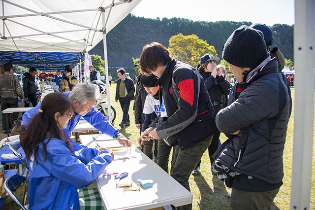 受付を済ませる来場者