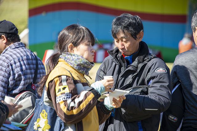 鹿コロッケとわたらい茶を味わう来場者