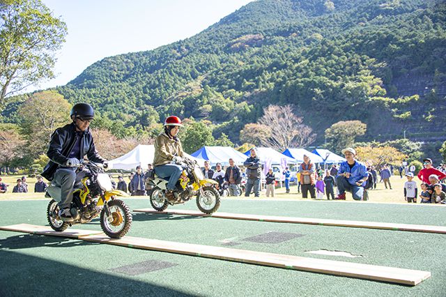 盛り上がりを見せた一本橋遅乗り競争