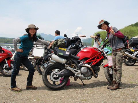 バイクをはさんで2ショット