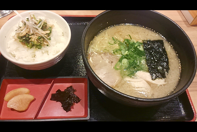 豚骨ベースの塩ラーメン