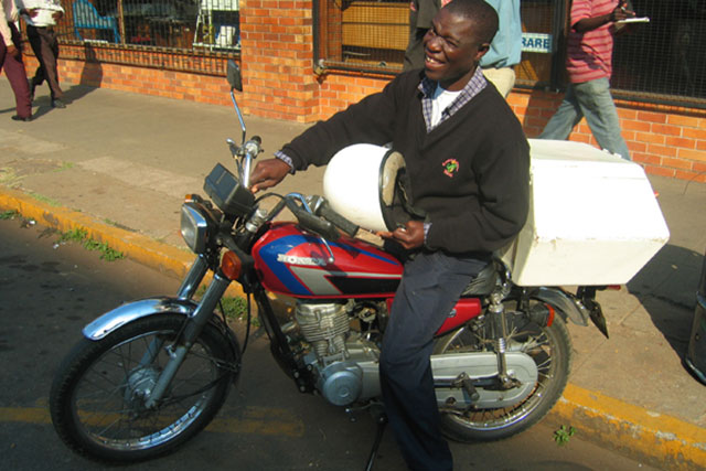 アフリカのバイク便