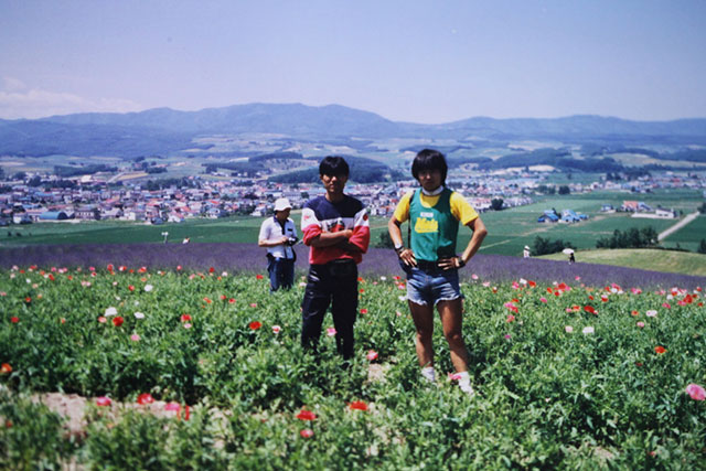 自転車旅行者と富良野の花畑で