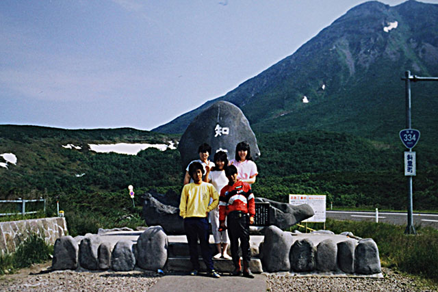 知り合った仲間と知床峠で記念写真