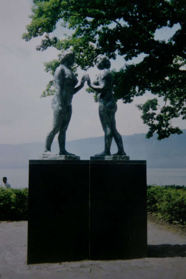 十和田湖にある有名な「乙女の像」は意外とゴツかった。