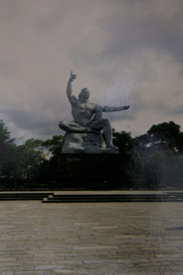 長崎原爆公園にある平和を祈って作られた「平和祈念像」。