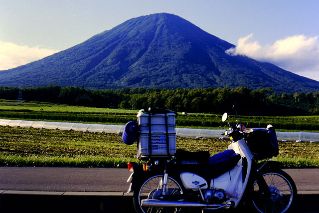 北海道の羊蹄山とスーパーカブ