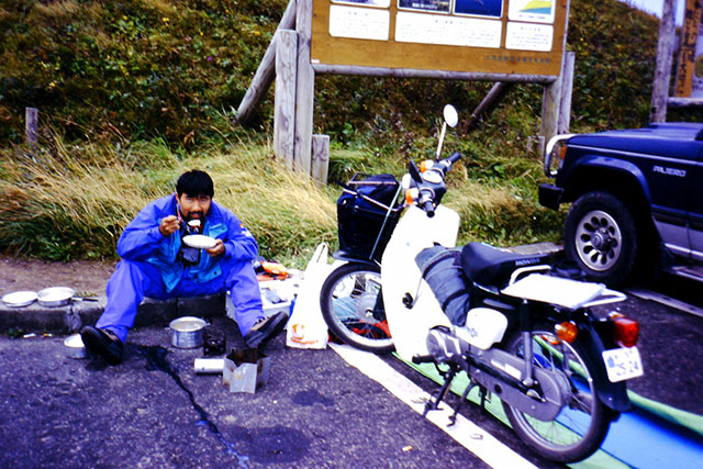 早朝の駐車場で朝ごはん