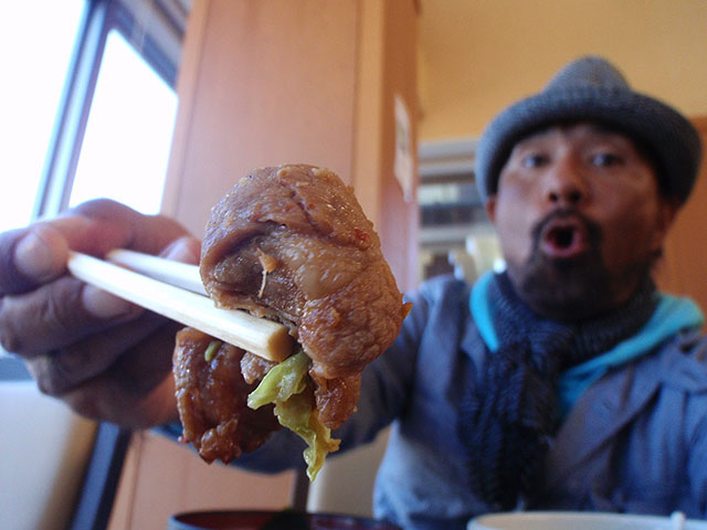 ジンギスカン定食を食べる