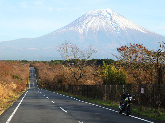 雄大な富士山をバックにスクランブラーを休める