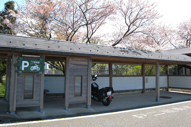 尼御前SA上りのバイク駐車場は純日本風