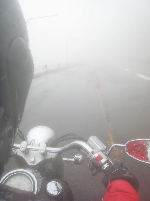濃霧の日勝峠