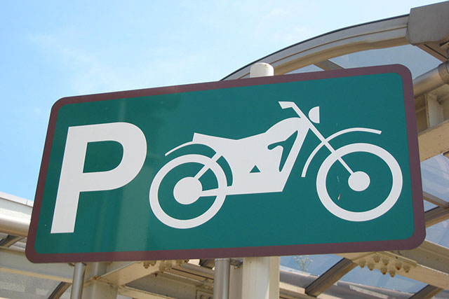 福石PA上のバイクパーキング標識