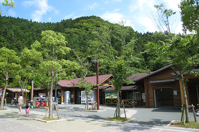 立川PAの建物は山小屋風