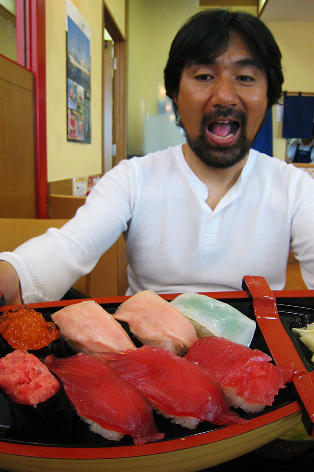 日本坂PA上で豪華にお寿司を食べる