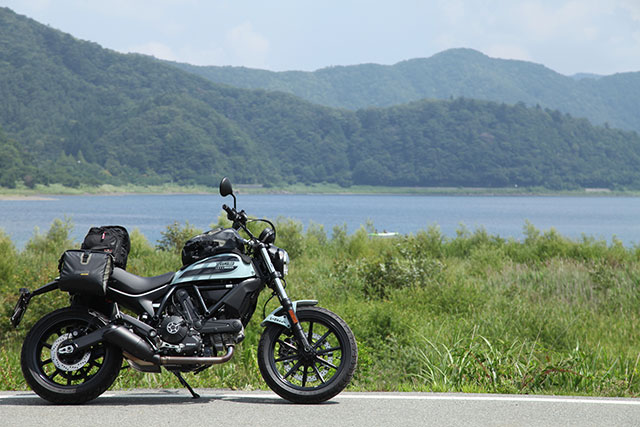 ドゥカティ・スクランブラーSixty2と湖