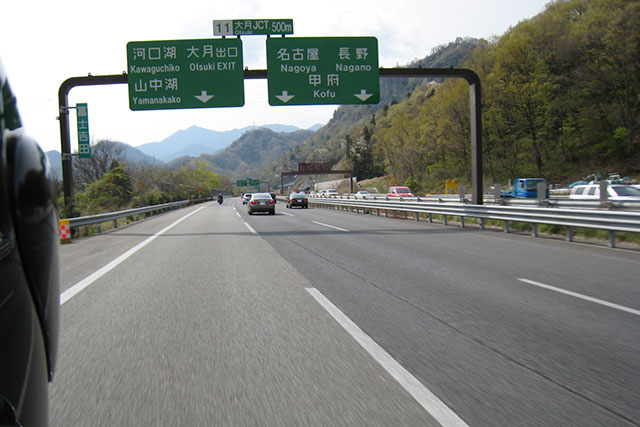 ドゥカティ・スクランブラーSixty2と高速道路