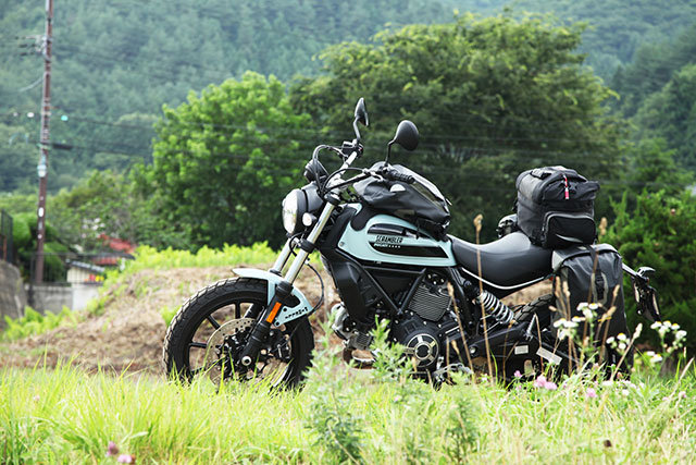 ドゥカティ・スクランブラーSixty2と草原