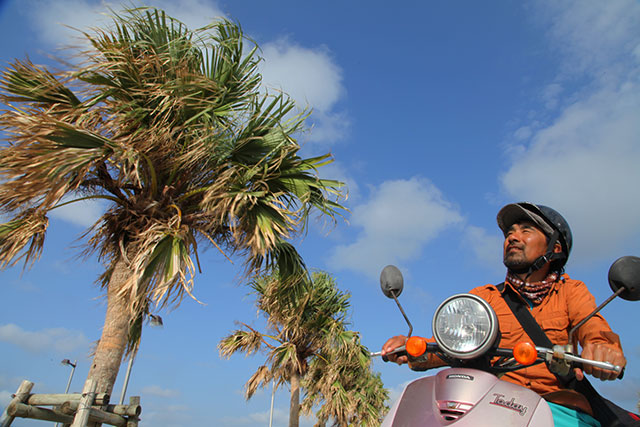 沖縄をレンタルバイクで回る藤原さん。