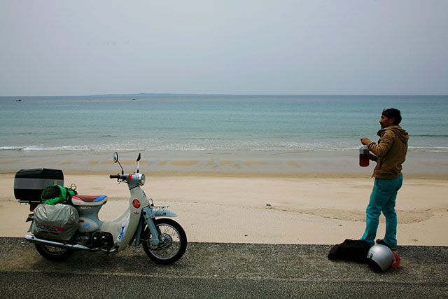 沖縄をレンタルバイクで回る藤原さん。
