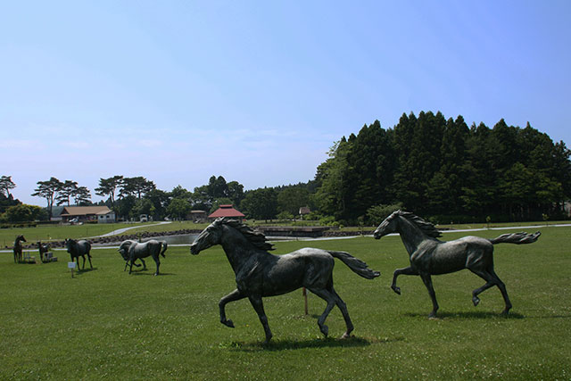 優雅な馬の像