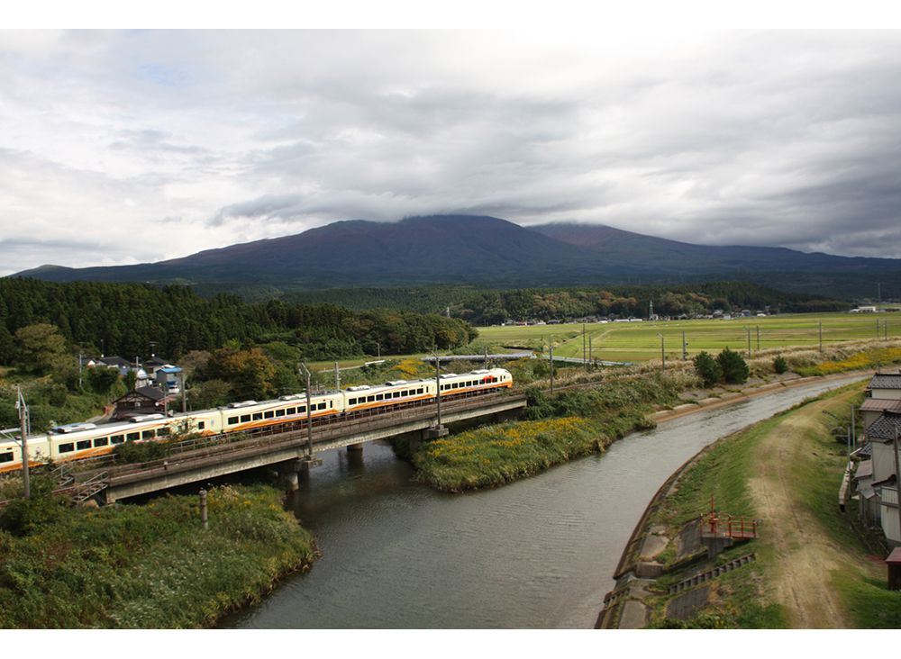 羽越本線と鳥海山