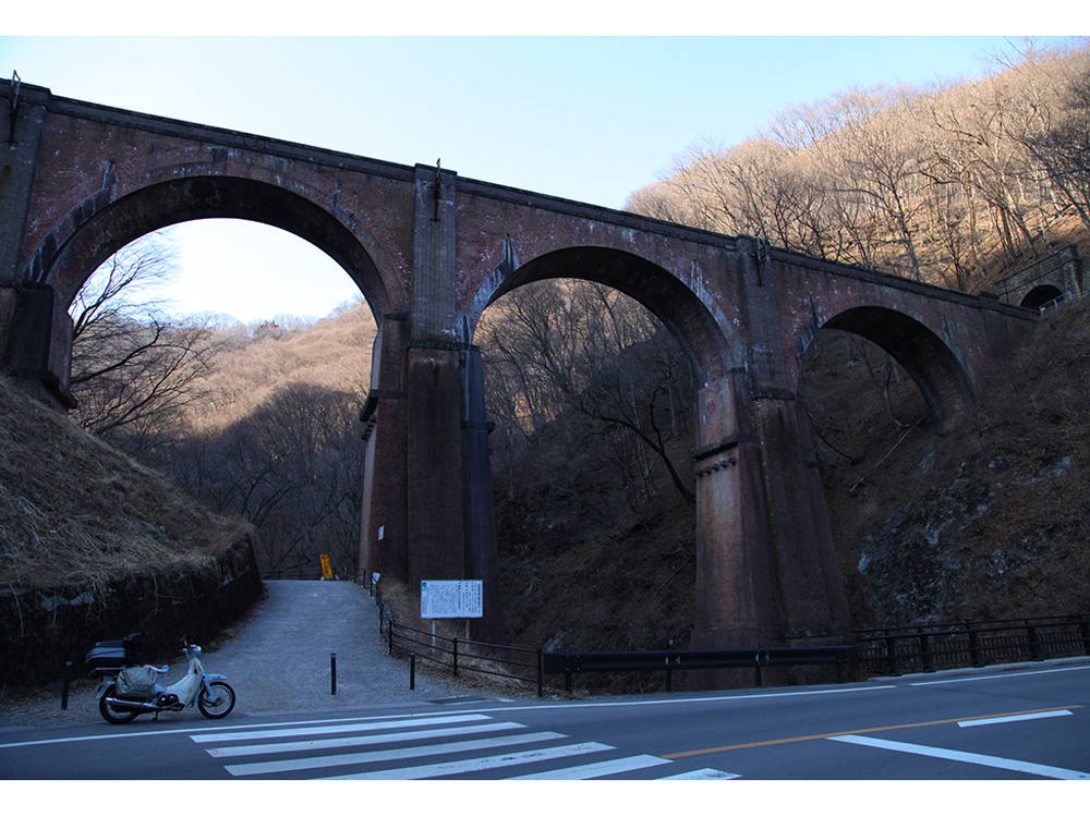 めがね橋と呼ばれる煉瓦の3連アーチ橋