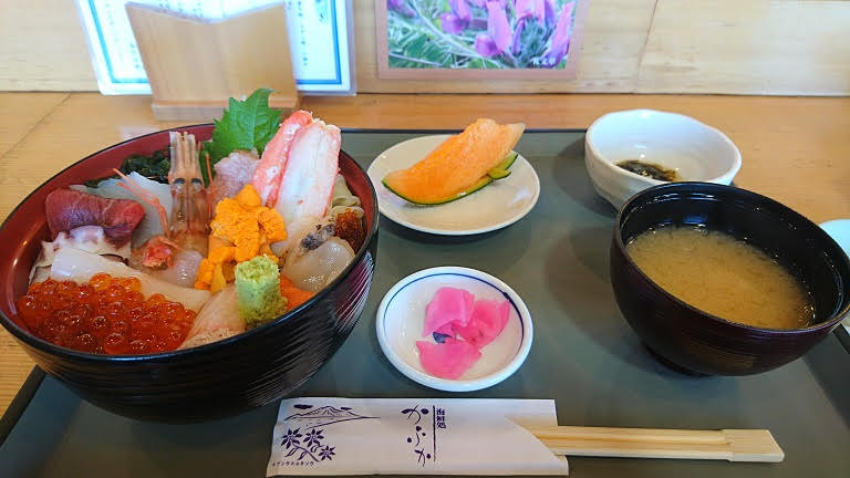 新鮮な海の幸を使った海鮮丼